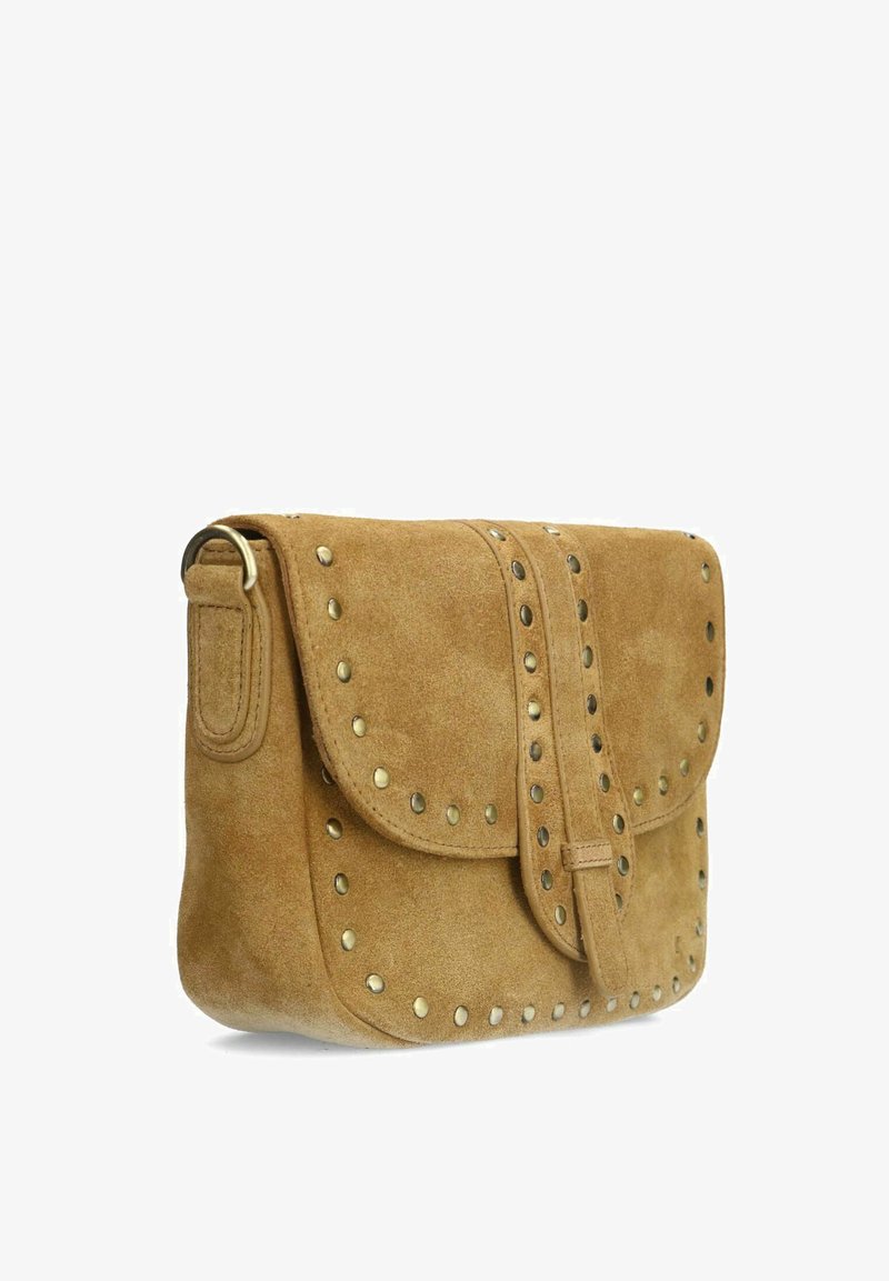 Borsa in suede color marrone chiaro con patta pieghevole. Presenta borchie metalliche lungo il bordo e una sola tracolla removibile.