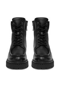 Fekete bőr fűzős csizma, oldalsó cipzárral és vastag gumitalppal, elölről nézve.