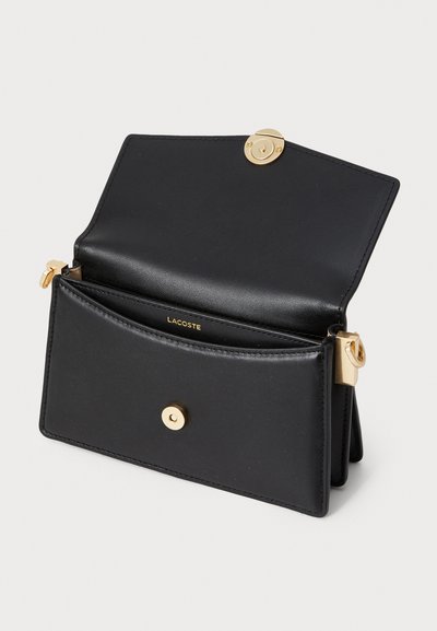 Portefeuille en cuir noir avec quincaillerie dorée, doté d'une fermeture à pression et de compartiments intérieurs pour une meilleure organisation. Texture lisse, design épuré.
