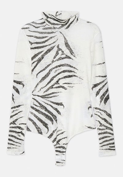 Bodysuit s dugim rukavima i visokim ovratnikom, s bijelom podlogom i crnim prugama zebrastog uzorka. Mekan, rastezljiv materijal s prilagođenim krojem.