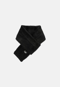 Écharpe en fausse fourrure noire avec une texture douce. Présente un accent logo dans un coin. Forme rectangulaire, adaptée pour être enroulée autour du cou.