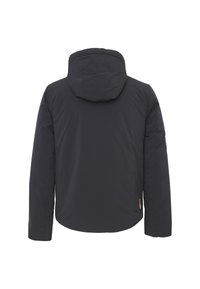 Giacca a vento nera con cappuccio, texture liscia, maniche lunghe e orlo leggermente curvato. Presenta un'etichetta arancione con il logo sul lato inferiore.