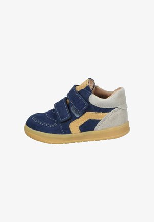 Blauwe en beige kindersneakers met twee klittenbandsluitingen. Materialen zijn onder andere suède en rubber. Lage schoen met gele accenten.
