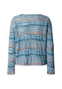 Langarmtextuurtrui in lichtblauw met golvende horizontale strepen in donkerblauw en beige, weergegeven op een witte achtergrond.