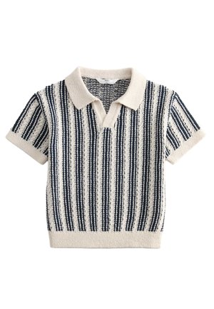 Krótki rękaw sweterkowa koszulka polo z pionowymi paskami w kolorze granatowym i kremowym oraz teksturowanym, otwartym kołnierzem.