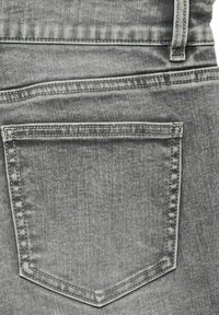 Grå denimstof, der viser designet af baglommen på jeans, med stikningsdetaljer og en glat tekstur. Enkelt og funktionelt layout.