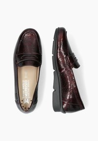 Mocassins en cuir verni bordeaux avec une finition texturée, bout arrondi et semelle en caoutchouc noire. Présente un détail de sangle décoratif.