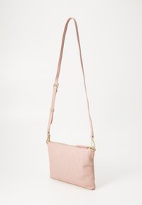 Bolsa cruzada rosa feita de couro texturizado, com um padrão de logotipo em relevo, fecho de correr e alça ajustável com detalhes em dourado.