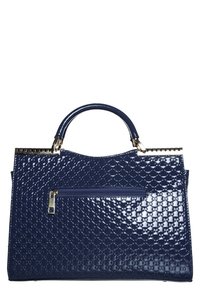 Tmavě modrá lakovaná kožená kabelka s prošívaným vzorem, vybavená horním úchytem, přední kapsou na zip a dekorativními stříbrnými kovovými doplňky.
