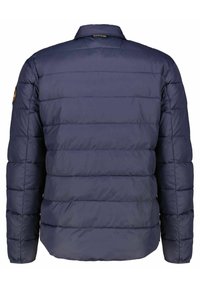 Giacca puffer blu navy con design trapuntato, colletto alto e cuciture a vista. Include una patch con il logo sulla manica sinistra.