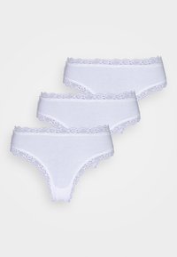 Drie paren witte katoenen stringonderbroeken met een delicate kantafwerking langs de taille en de beenopeningen. Gladde textuur, zacht materiaal.