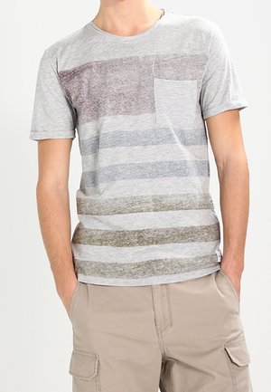 Szara koszulka z krótkim rękawem w poziome paski w różnych odcieniach szarości, brązu i beżu. Posiada kieszonkę na piersi. Miękka tekstura.