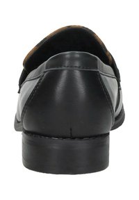 Zwarte leren schoen met een gladde afwerking, ronde neus, lage hak en tan voering. Voorzien van minimale stiksels en een eenvoudig ontwerp.