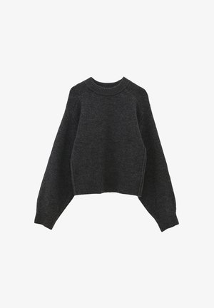 Suéter corto de color gris oscuro hecho de material de punto texturizado. Presenta un cuello redondo y mangas largas y anchas con detalles de canalé en el dobladillo.