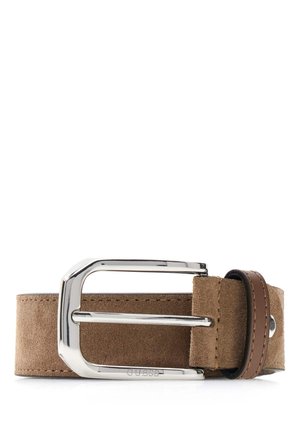 Brauner Wildledergürtel mit einer großen silbernen Metallschnalle und Lederöse, flach auf weißem Hintergrund liegend.