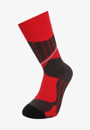 Calzino rosso e grigio scuro con bordo a coste, punta rinforzata e sezioni testurizzate per una maggiore aderenza e supporto. Accenti includono sottili linee rosse.