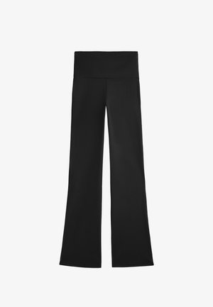 Pantaloni neri a gamba larga realizzati in un tessuto liscio e elastico. Vita alta e senza cuciture o decorazioni visibili.