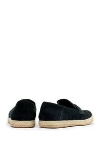 Černé sukně espadrilky s tkanou juty podešví. Nazouvací design s kulatou špičkou a minimem švů. Plochý podpatek.