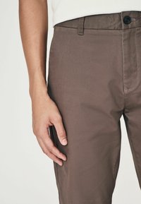 Next STRETCH - Hlače - truffle brown