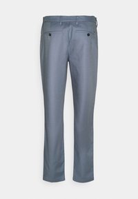 Světlé modré kalhoty vyrobené z hladkého materiálu, s rovným střihem, dvěma zadními kapsami na knoflíky a lesklým povrchem.