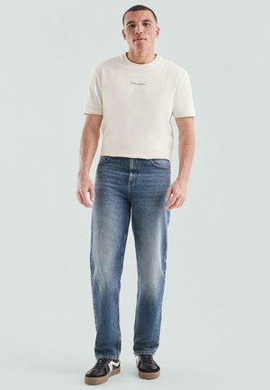- Jeansy Relaxed Fit