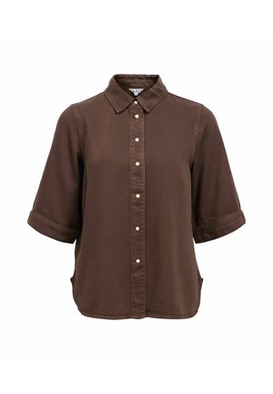 Chemise marron à boutons avec col à larges pointes, manches courtes retroussées et boutons blancs. Fabriquée dans un tissu lisse avec une coupe décontractée.