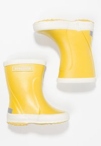 Gele rubberen regenlaarzen met witte zolen, ronde toppen en een logo-label. Heeft een gladde textuur en een lichte grijze accent.