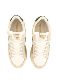 Sneaker beige con accenti verdi, materiali in pelle e suede, punta rotonda, lacci bianchi e una fodera interna testurizzata. Logo Gola sulla linguetta.