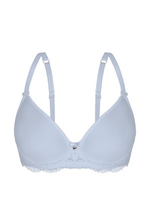 Weißer gepolsterter BH mit verstellbaren Trägern, Spitzenbesatz entlang des unteren Randes und einem kleinen herzförmigen Anhänger in der Mitte vorne.