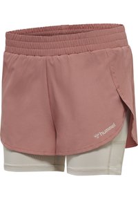 Pantalones cortos deportivos rosas con cintura elástica, que presentan un diseño en capas. Los pantalones cortos interiores son beige, con un logo en la parte inferior derecha.