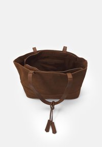 Brun mockaskinns tote-väska med läderhandtag och ett innerfack med blixtlås, visad öppen mot en vit bakgrund.