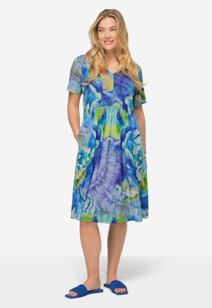 Kurzärmliges Kleid in lebhaften Blau- und Grüntönen, mit fließendem Design, Taschen und einem gemusterten, weichen Stoff.
