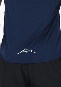Marineblauw sportshirt met een gladde textuur, voorzien van een witte bergsilhouet grafiek nabij de zoom. Korte mouwen, aansluitend ontwerp.