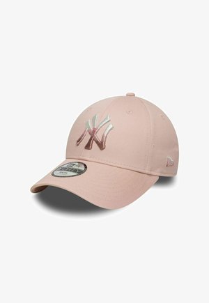 Cappellino da baseball in cotone rosa con visiera curvata, con logo ricamato dei New York Yankees in argento e rosa scuro. Cinturino regolabile sul retro.