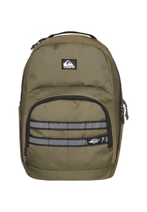 Mochila verde oliva con detalles negros, que presenta un compartimento principal, dos bolsillos frontales y tiras reflectantes para mayor visibilidad.