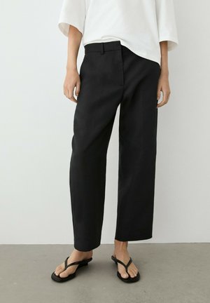 Massimo Dutti, SLIM FIT CAPRIS - Stoffhose - black