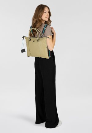 Sac en cuir vert avec des poignées doubles, des bandoulières rayées ajustables, une fermeture éclair, des finitions en métal argenté et un subtil logo sur le devant.