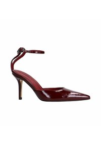 Escarpin rouge en cuir verni à bout pointu avec une bride à la cheville et un talon aiguille. Surface lisse avec une finition brillante. Design minimaliste.