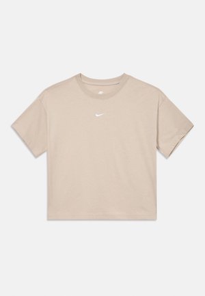 Bézs színű, rövid ujjú, kerek nyakú crop top, középen a mellkasnál kis fehér Nike logóval.