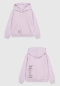 Sudadera con capucha de color lavanda, hecha de algodón suave, con un bolsillo frontal y texto que enumera cualidades en la parte trasera. Incluye un detalle del logo.