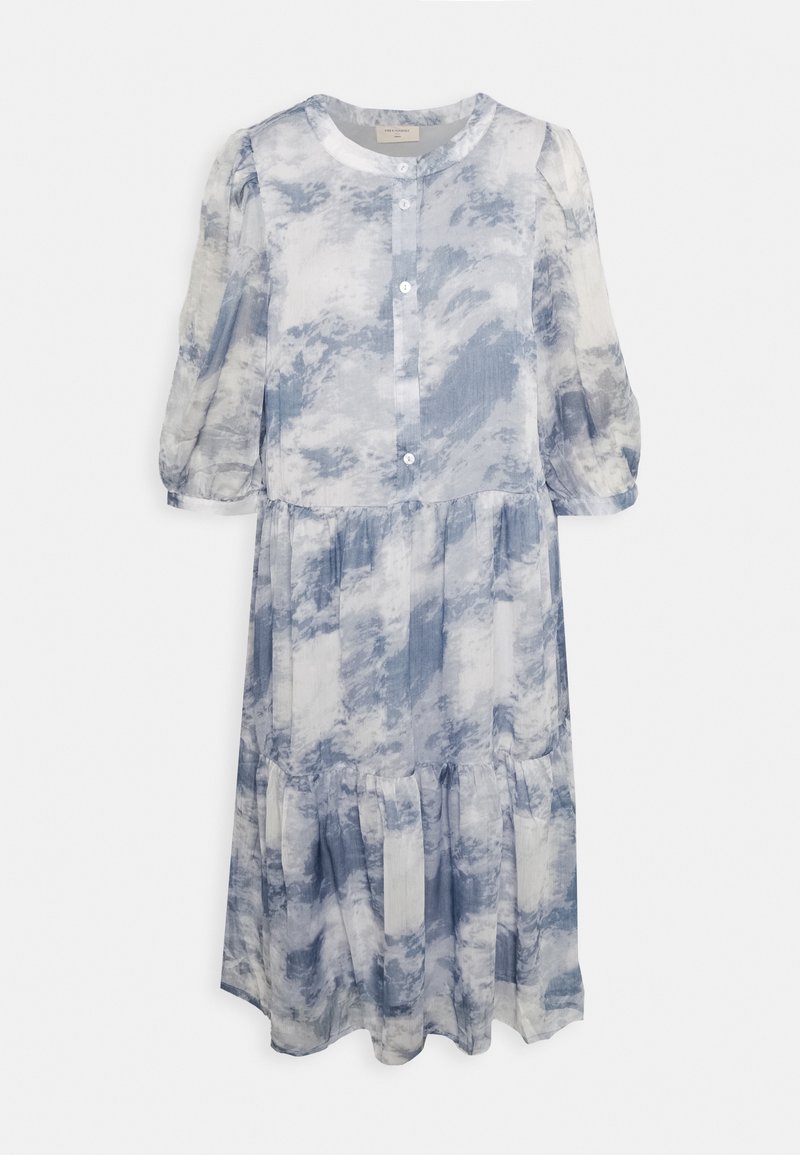 Niebieska i biała sukienka w wzory, teksturowana tkanina, okrągły dekolt, bufiaste rękawy, zapięcie na guziki z przodu, marszczony, warstwowy dół, lekka i zwiewna.