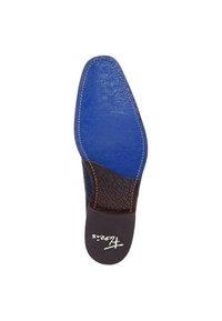 Semelle intérieure en cuir bleu avec une section de talon texturée marron, des motifs gravés sur la zone bleue et un logo noir sur le talon.