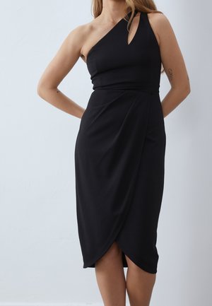 Zwarte, nauwsluitende jurk met een enkele schouderband en een uitgesneden detail. Heeft een wikkelontwerp en een gladde textuur, reikt tot halverwege de kuit.
