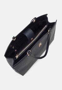 Tote laukku merinsinistä nahkaa kultaisilla yksityiskohdilla, vetoketjukiinnitys ja sisätasku; teksturoitu vuori ja kaksinkertaiset hihnat kantamista varten.