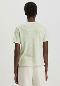 Korte mouwen groene en witte gestreepte T-shirt met een ronde halslijn en een ontspannen fit, gemaakt van lichtgewicht katoenmixstof.