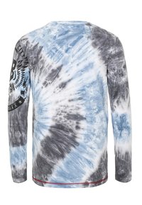 Langärmliges Batikshirt mit einem blau-schwarzen Muster, aus Baumwolle, Rundhals und einem grafischen Design auf dem linken Ärmel.