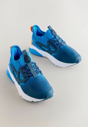 Blaue Sportschuhe mit glatter Oberfläche und Mesh-Einsätzen. Ausstattung umfasst elastische Schnürsenkel, eine gepolsterte Zwischensohle und orangefarbene Akzente.