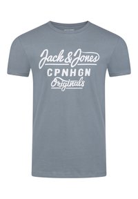 Camiseta de algodón gris con mangas cortas y cuello redondo. En el frontal se muestran en blanco los textos: "Jack & Jones," "CPNHGN," y "Originals."