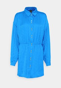 Blå skjorta med knäppning framtill, tillverkad av slätt tyg, med krage, lång ärm och guldfärgade knappar längs framsidan. Texturerat mönster finns.