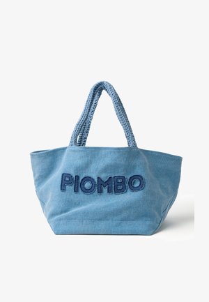 Blauwe stoffen draagtas met gevlochten handvatten en geborduurd "PIOMBO" in een donkere tint blauw. Zachte textuur, brede opening en ruime vormgeving.
